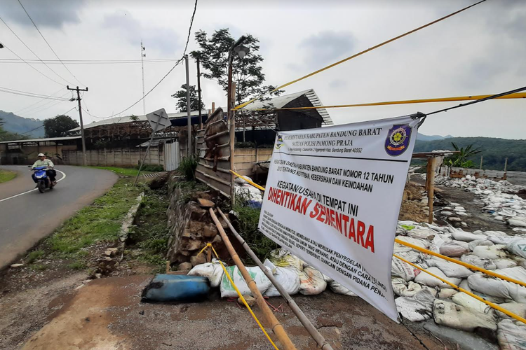 Diduga Cemari Lingkungan dan Tak Berizin, Dua Pabrik di Cigangsa Bandung Barat Disegel 