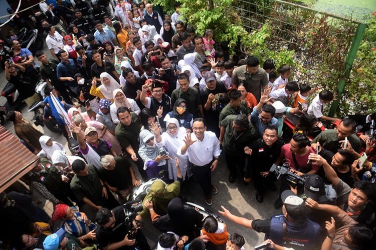 Saat Anies Baswedan Diberi Uang Receh oleh Warga Jakarta Utara di Hari Pertama Kampanye