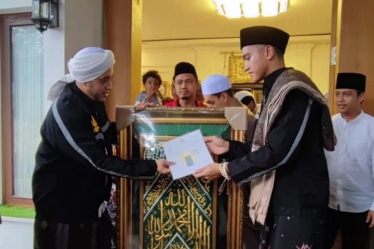 Jokowi Dihadiahi Kain Penutup Makam Rasulullah, Habib Hussein: Bentuk Penghormatan Kami