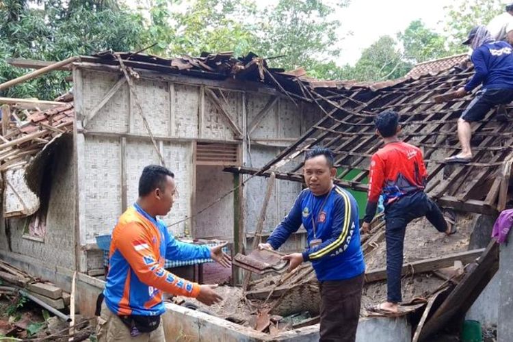 Ciamis Diguyur Hujan Deras, Tiga Rumah Warga Ambruk Tak Kuat Menahan Beban