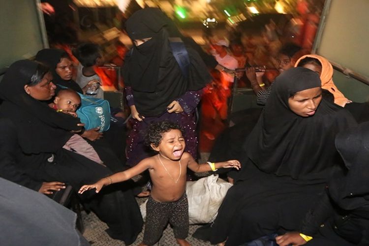 135 Pengungsi Rohingya yang Baru Datang Dipindahkan, 3 Truk Besar Angkut Para Imigran