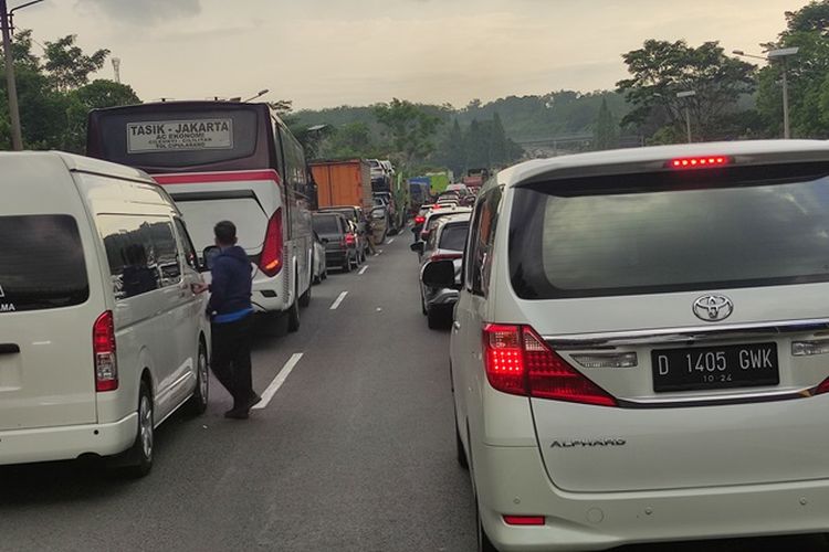Tol Cipularang Macet Total Imbas Demo Buruh, Pengendara Kesal: Jangan Rugiin Orang Lah