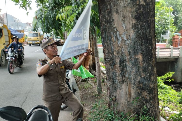 Dinilai Mengganggu Estetika Satpol Pp Dan Bawaslu Di Kota Cirebon Copot Apk Di Sepanjang Jalan 