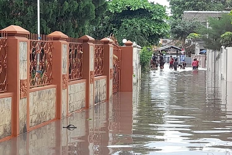 Beberapa Titik Jalan Dan Pemukiman Warga Di Serang Banten Terendam ...