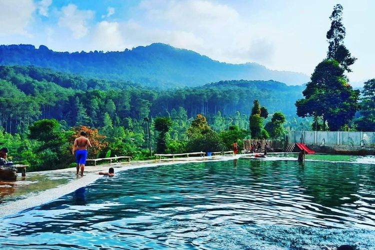 Berenang Di Atas Awan: Pengalaman Unik Di Balong Geulis Sumedang ...