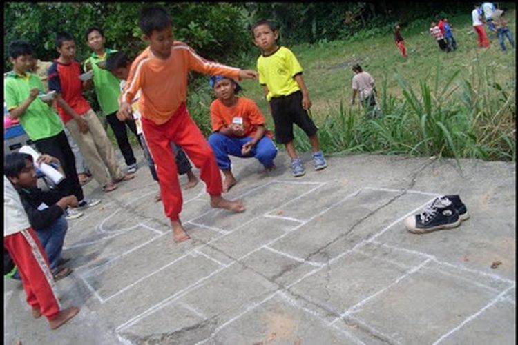 Cara Bermain Permainan Tradisional Sondah - Fix Indonesia - Gambar Permainan Tradisional Engklek Anak