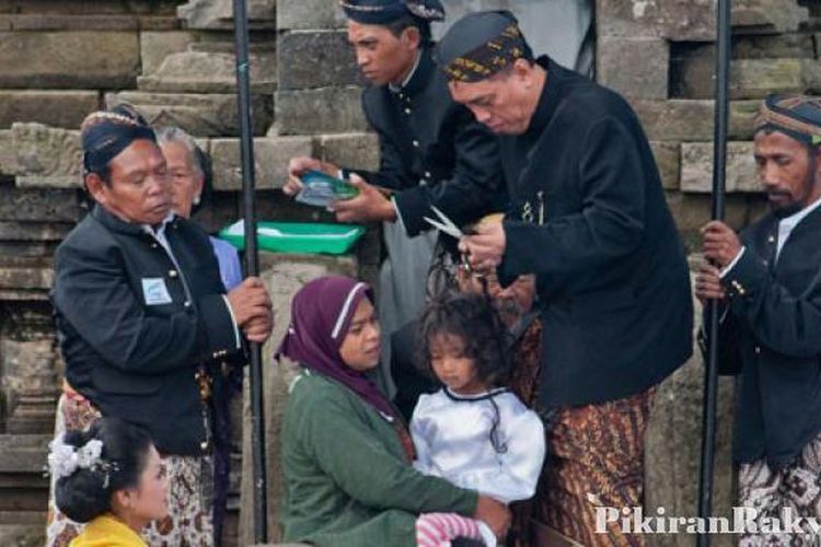 Dieng Culture Festival Ritual  Potong  Rambut  Gimbal 