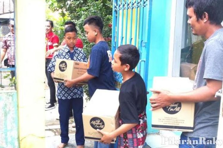 Minimarket Sampaikan Bantuan Kotak Amal - Pikiran-Rakyat.com