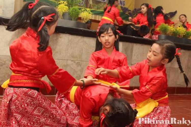  Bahasa  Sunda dan Permainan  Tradisional  Harus Dilestarikan 