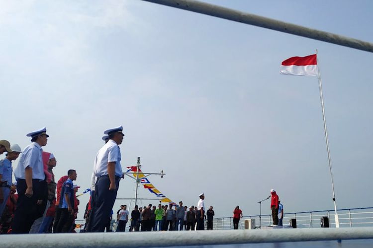 KMP Elvina Gelar Pengibaran Bendera Merah Putih di Selat Sunda - Kabar  Banten