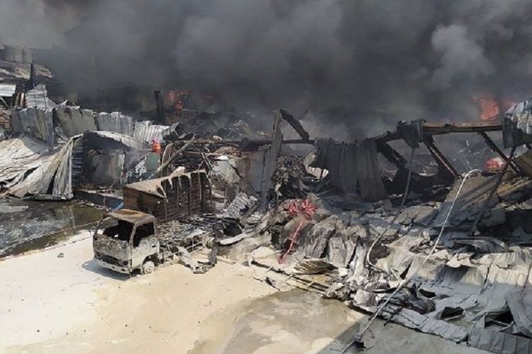 Pabrik Cat di Kota Tangerang Hangus Terbakar - Kabar Banten