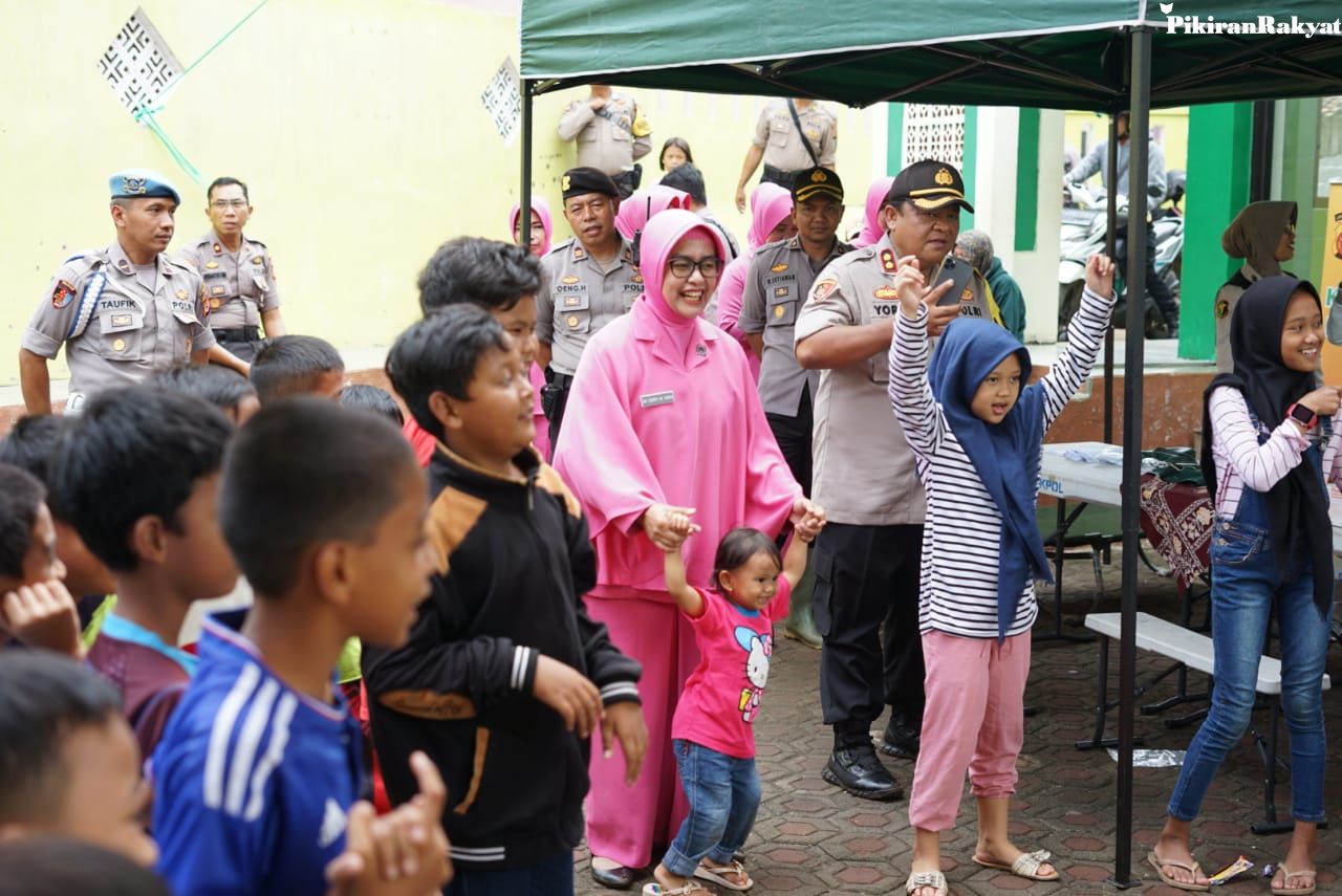 Anak Anak Terdampak Banjir Cimareme Bandung Barat Bermain Riang Dalam Trauma Healing Bersama Jajaran Polres Cimahi Pikiran Rakyat Com