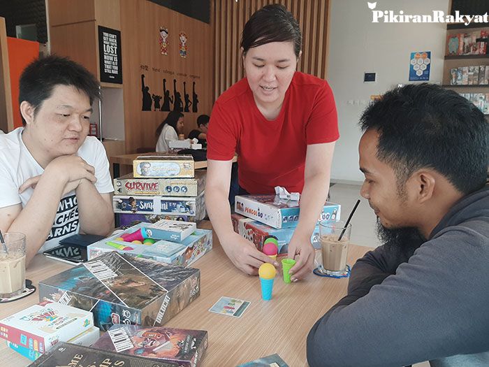 Suka Board Game Ini Empat Board Game Cafe Yang Hits Di Bandung Pikiran Rakyat Com