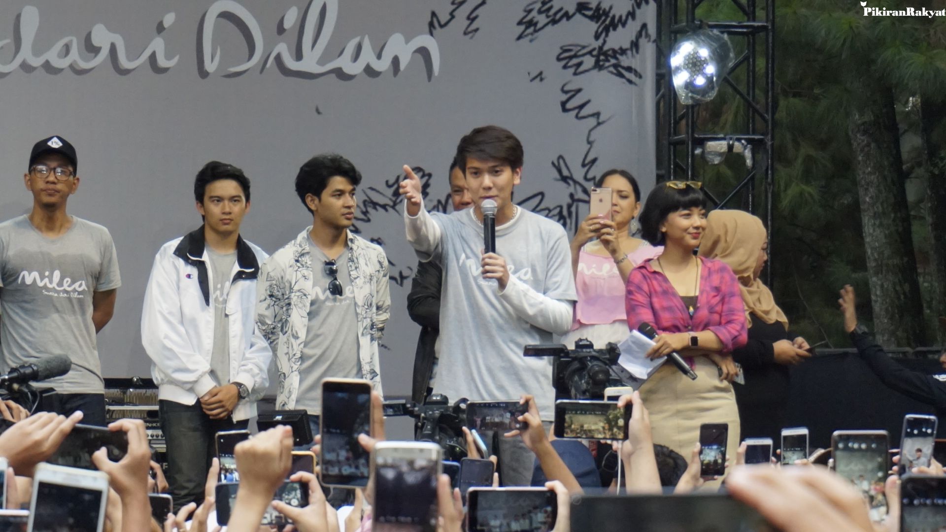 Konvoi Milea Suara Dari Dilan Di Bandung Iqbaal Ramadhan