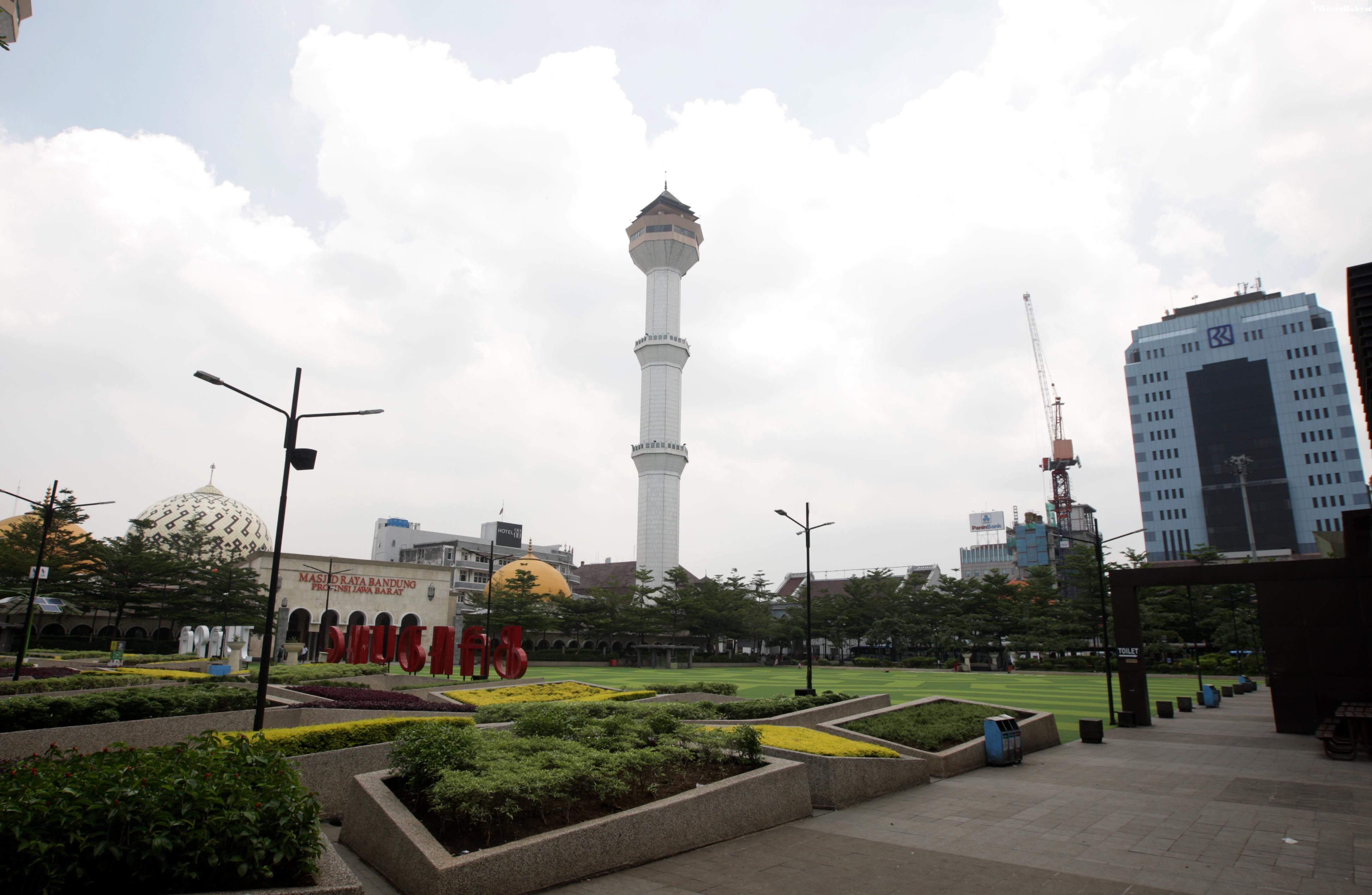 Alun-alun Bandung Ditutup, Oded Peringatkan Langsung Pengunjung, 'Ngopi  Bareng Keluarga Saja' - Pikiran-Rakyat.com