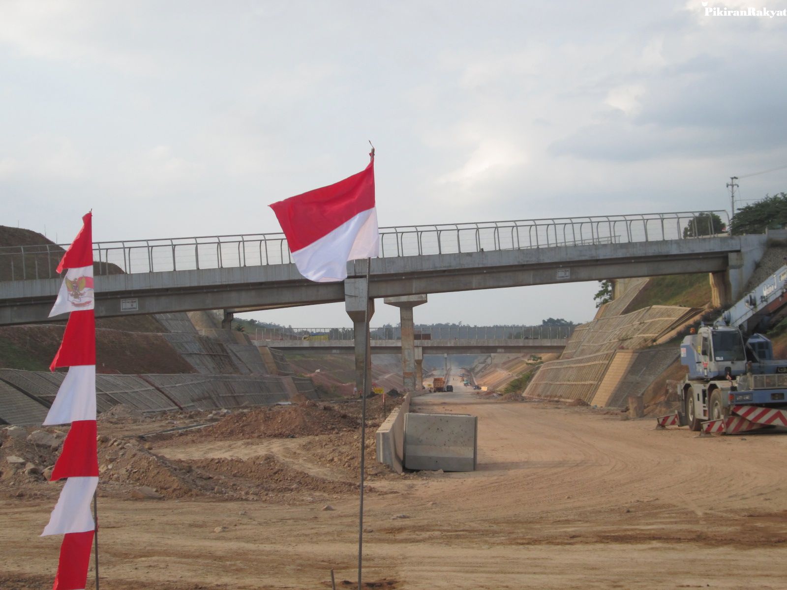 Tol Cisumdawu: Menteri PUPR, Basuki Hadimuljono, menargetkan Tol Cisumdawu sepanjang 60 km yang membentang di 3 kabupaten akan beroperasi September 2021.