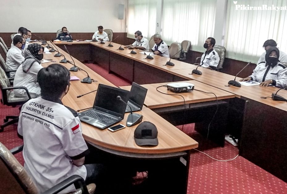 Guru Honorer Datangi Kantor Bupati Ciamis Ajukan Tuntutan Yang Ditujukan Pada Presiden Pikiran Rakyat Com