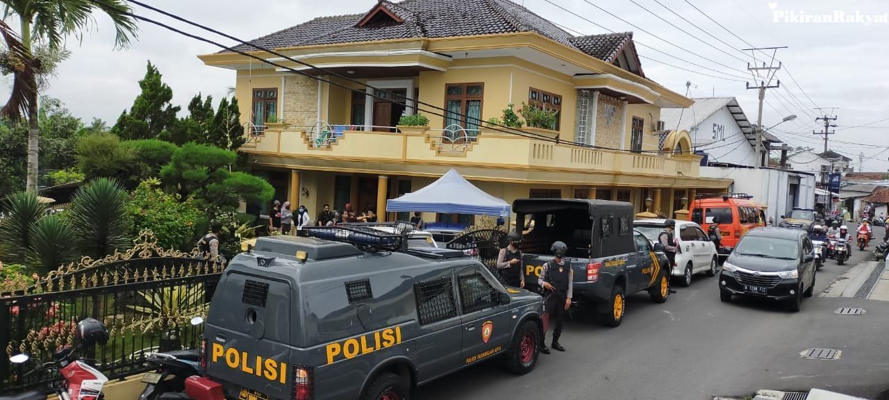 Densus 88 Geledah Rumah Mewah Di Tasikmalaya Pistol Samurai Hingga Peluru Jadi Barang Bukti Pikiran Rakyat Com