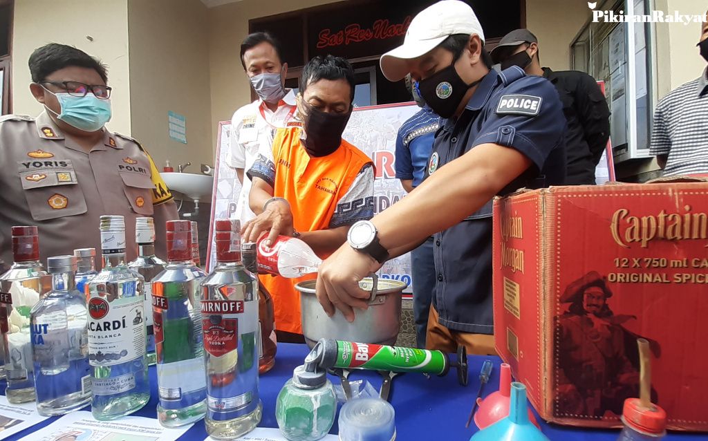 Racik Miras Impor Palsu Dengan Campuran Ethanol Soda Dan Air Putih Al Dicoba Dulu Sebelum Dijual Pikiran Rakyat Com