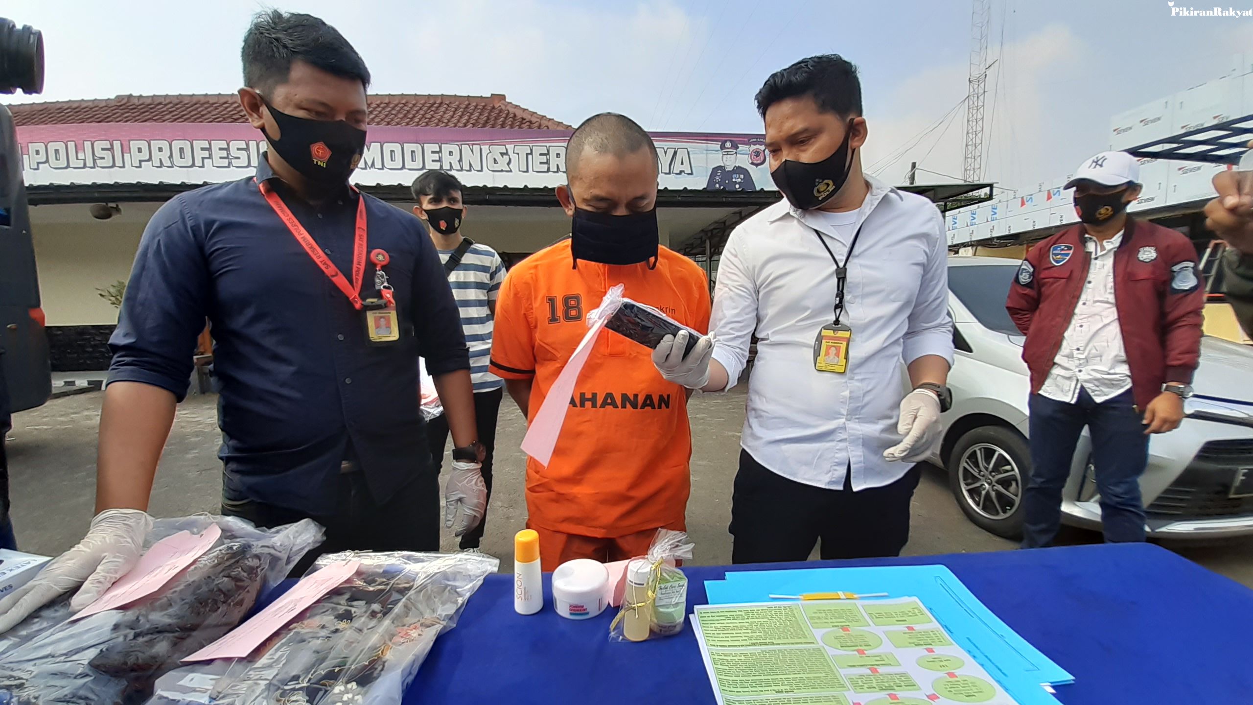 Pura Pura Jadi Wna Yang Ingin Menyumbang Ke Pesantren Komplotan