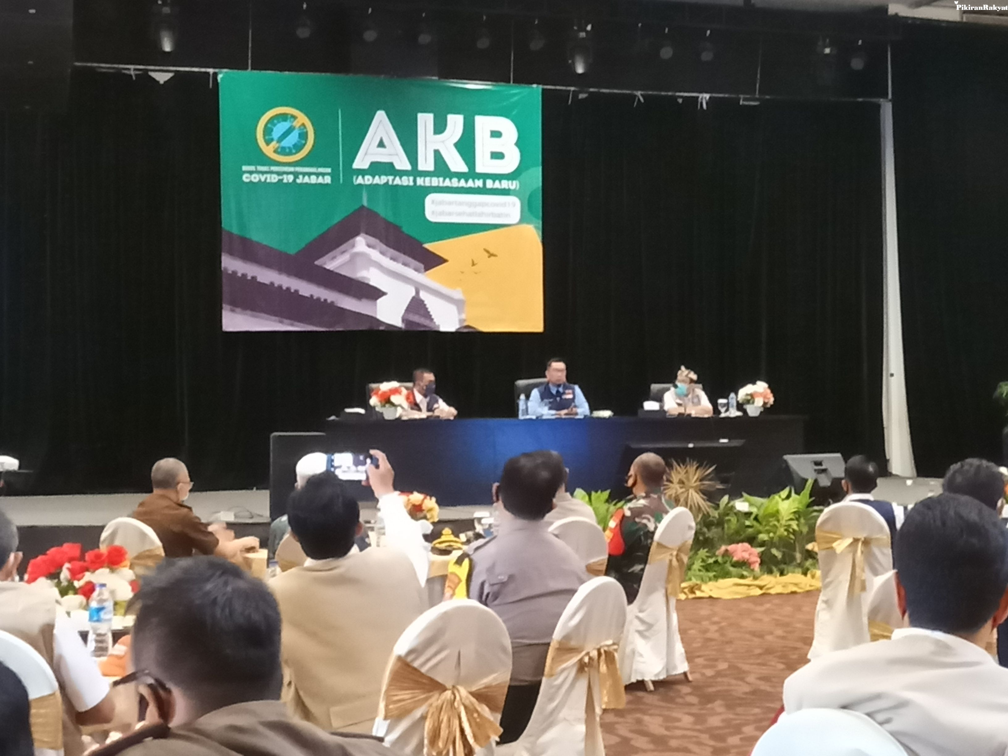 Masa Akb Ridwan Kamil Tak Masuk Zona Merah Kesadaran Masyarakat Gunakan Masker Masih 50 Persen Pikiran Rakyat Com