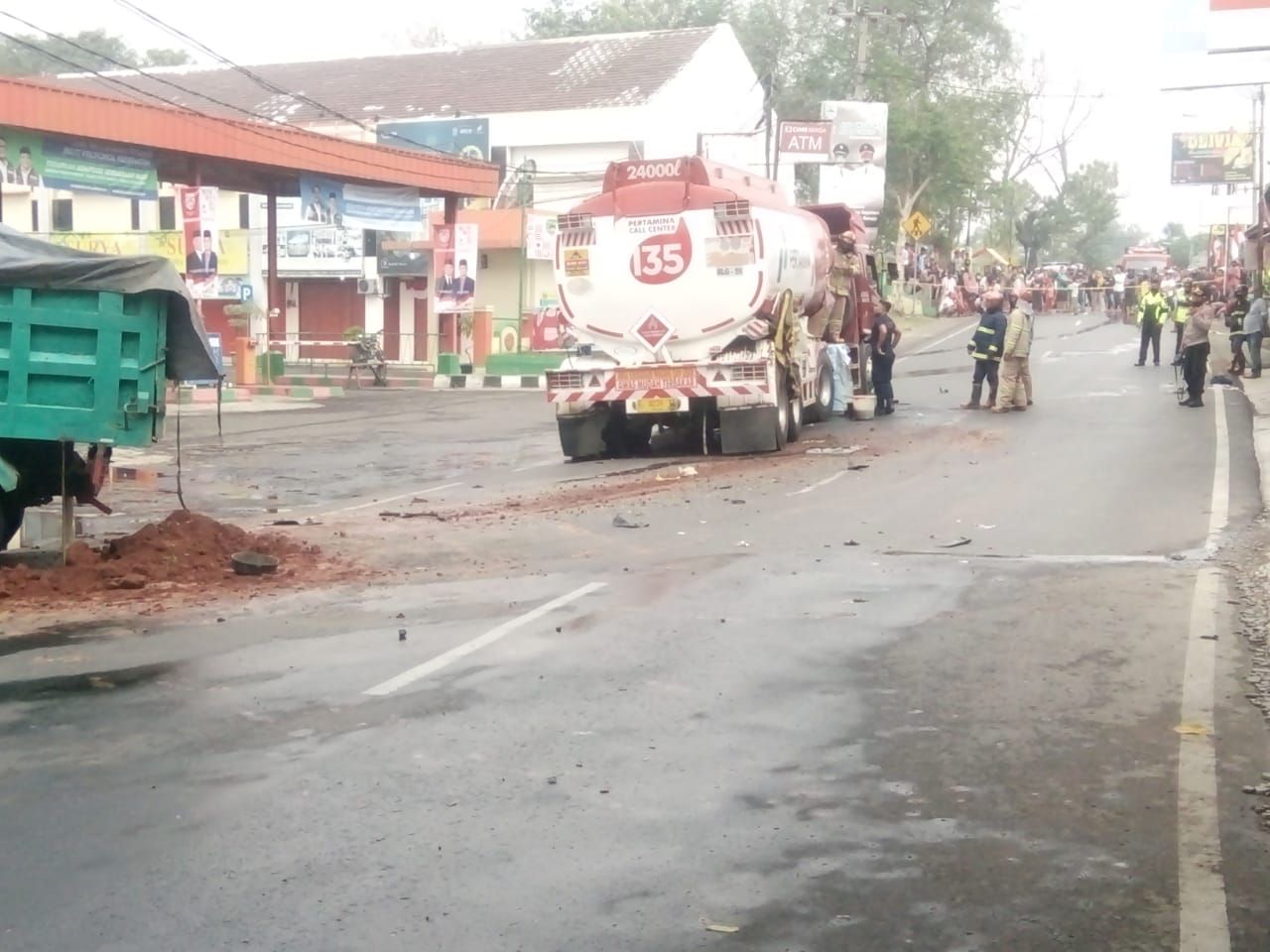 Tabrakan Truk Vs Tangki Bbm Depan Surya Majalengka Ruas Jalan Kadipaten Banjir Pertamax Pikiran Rakyat Com