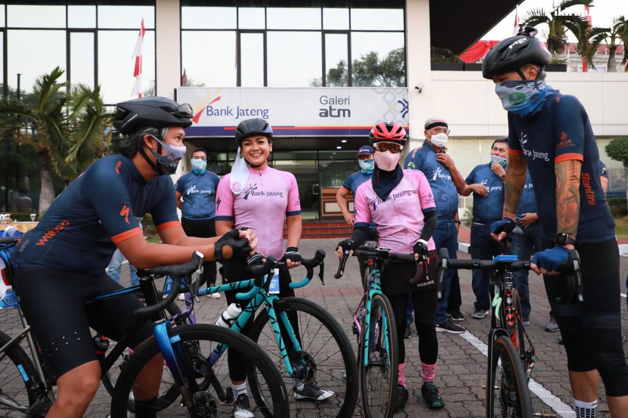 Diajak Gowes Bareng Ganjar Pranowo Dan Istri Nirina Zubir Deg Degan Rute Unik Bikin Ngos Ngosan Pikiran Rakyat Com
