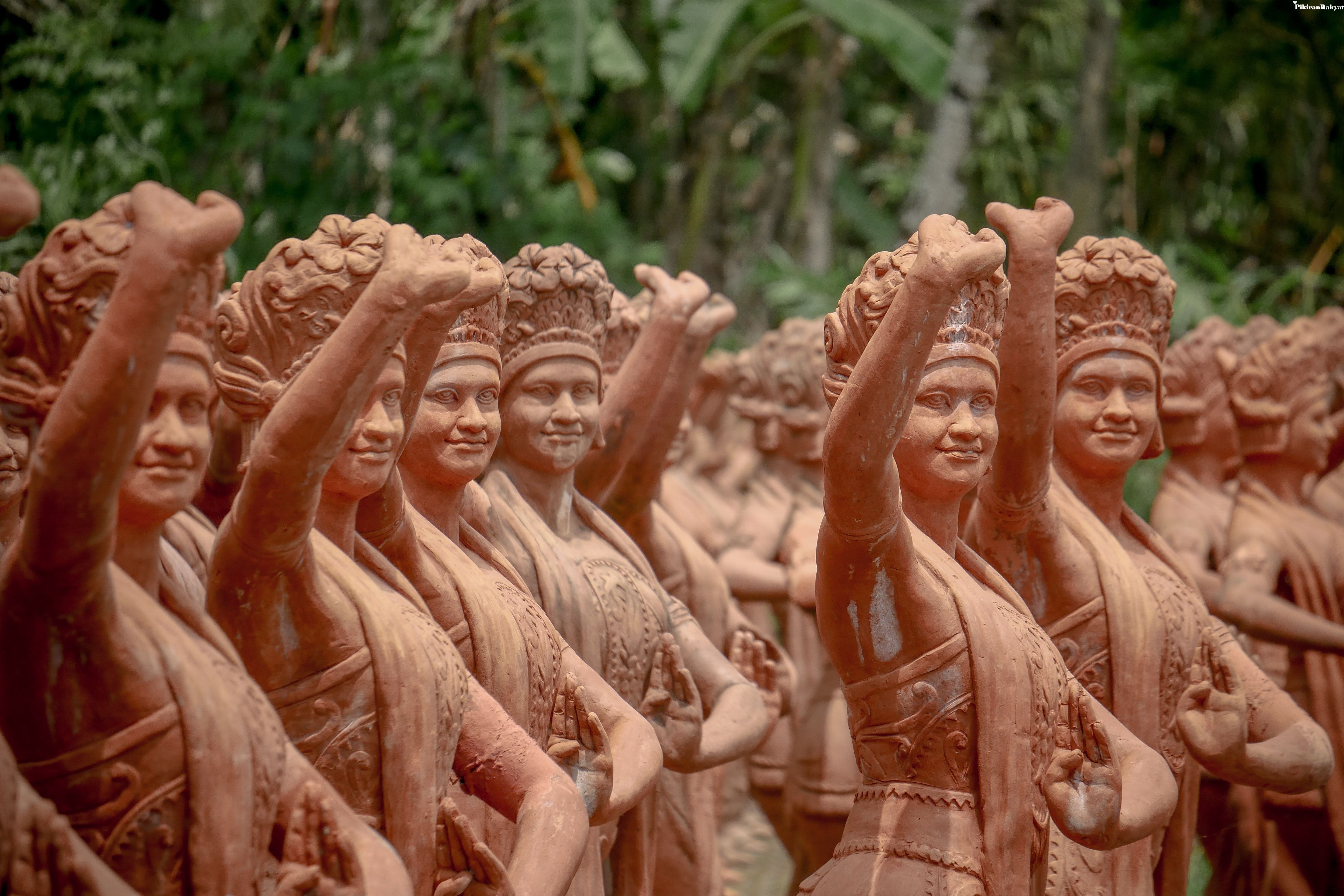 Taman Gandrung Terakota Banyuwangi merupakan wisata patung para penari Gandrung yang terbuat dari tembikar/terakota.