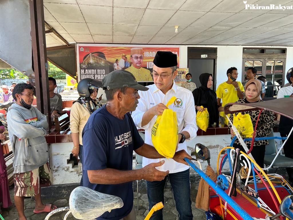 Andi Rio Idris Padjalangi bagikan paket ramadhan ke tukang becak di Kabupaten Bone Sulawesi Selatan/Usman