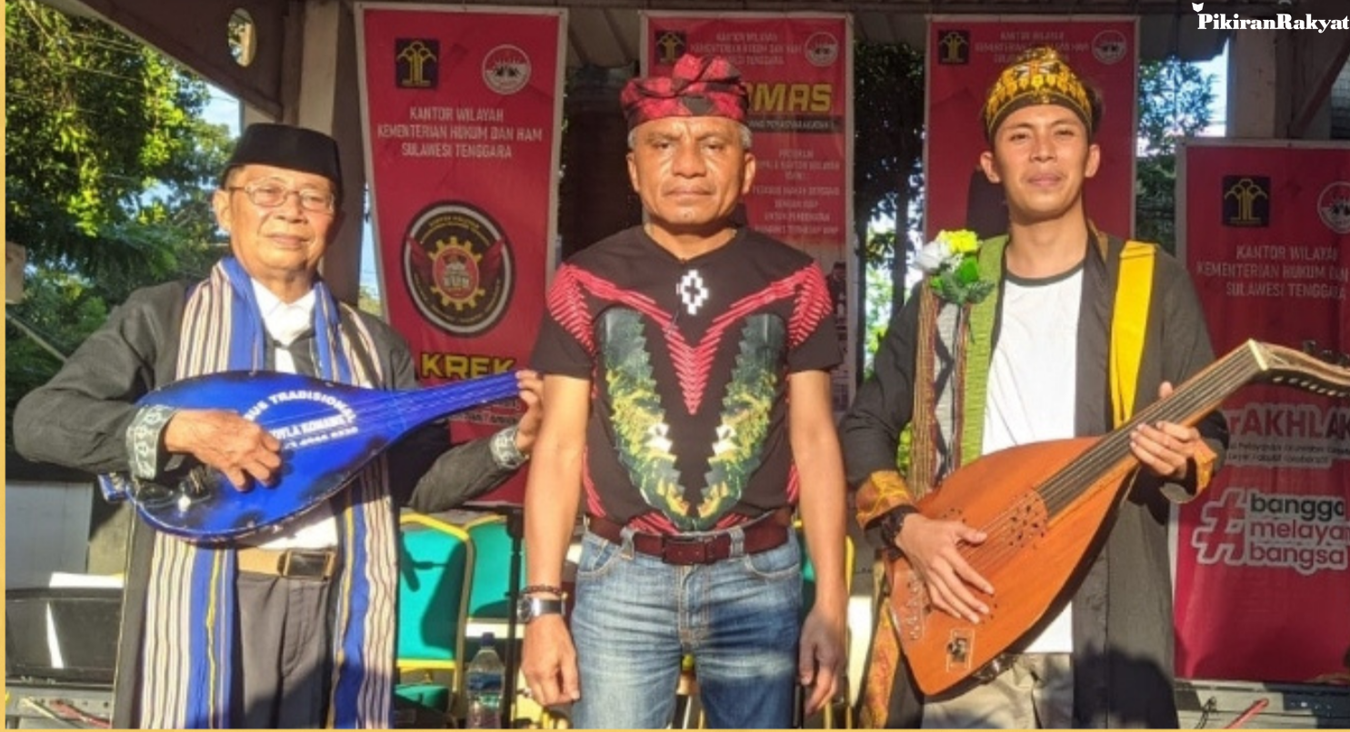 Foto bersama Kakanwil Kemenkumham Sultra, Silvester Sili Laba (tengah), Rahmatullah (kanan) dan Burhan Balano (kiri), usai penyerahan sertifikat pencatatan musik gambus. 