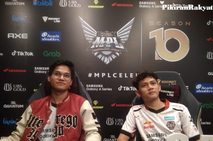Roster Alter Ego Esports, Pai dan LeoMurphy, bicara soal gameplay tim mereka yang berantakan meski menang tipis di MPL ID S10 Minggu ke-3 Sabtu, 27 Agustus 2022.