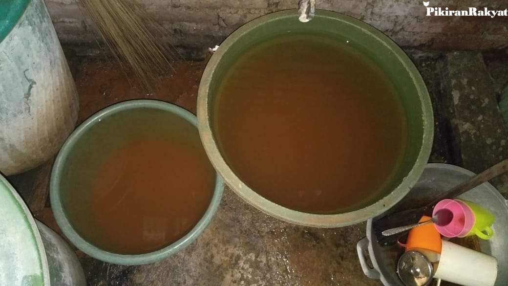Kondisi air bersih warga Desa Balo dan Desa Bungi-bungi yang keruh diduga akibat aktivitas pertambangan PT TMS di Kabaena. 
