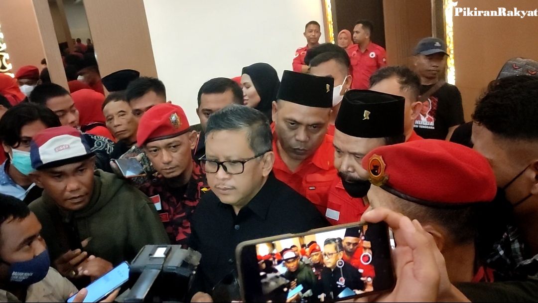 Sekjen DPP PDI Perjuangan, Hasto Kristiyanto (kacamata) saat diwawancarai awak media di Kota Kendari, Sulawesi Tenggara. 