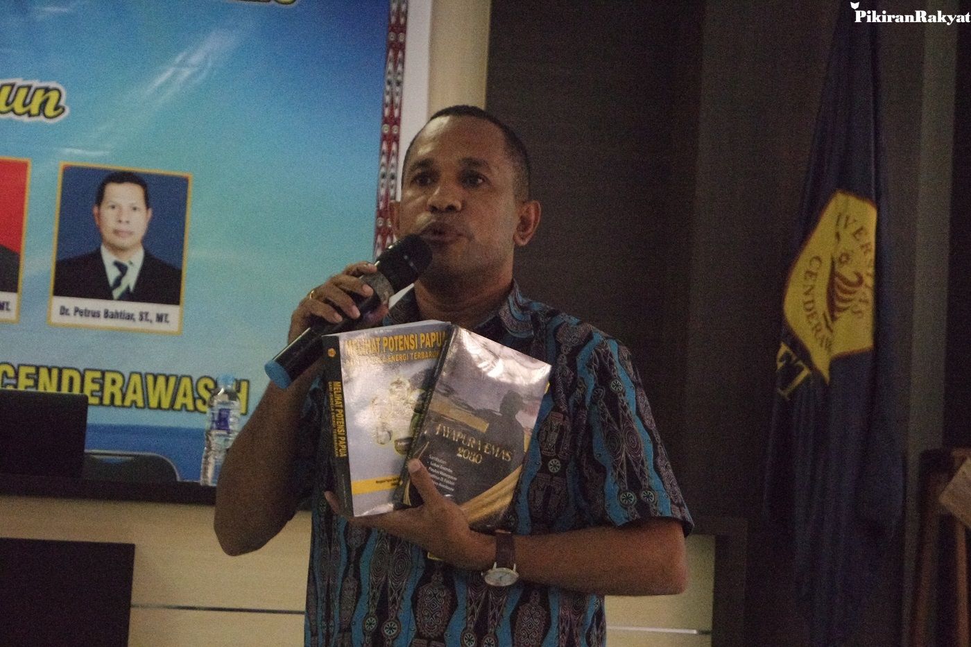 Dekan Fakultas Teknik Universitas Cendrawasih Dr. Ir, Johni Jonathan Numberi, M.Eng, IPM saat mengulas buku tulisannya yang berjudul Melihat Potensi Papua Dari Jendela Energi Terbarukan di Aula FT UNCEN, Jumatt, 09 September 2022