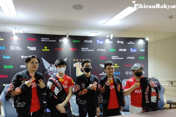 Aura vs BTR Playoff MPL ID S10: Duet Tezet dan Reza Pahlevii adalah faktor yang sangat berpengaruh untuk meningkatkan tubuh Sang Naga terbang tinggi.