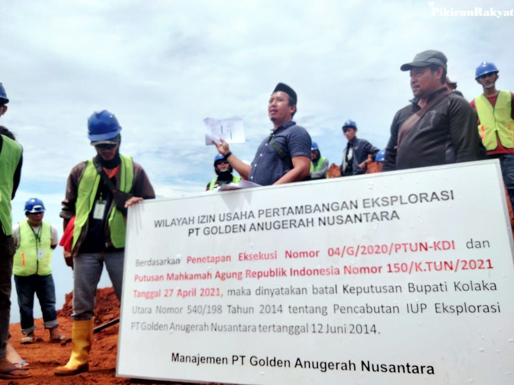 Tak kunjung ditertibkan APH, karyawan PT GAN aktivitas ilegal mining PT CSM dengan memasang plank yang selana ini digarap PT CSM. 