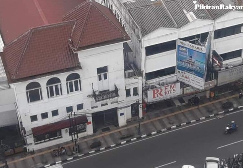 Jalan Braga kecil diambil dari atas ketinggian salah satu hotel di Jalan Braga Kota Bandung, di jalan ini terdapat kamera CCTV untuk para pengguna jalan yang melanggar lalu lintas.
