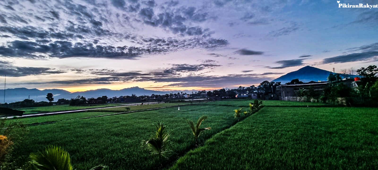 Pemandangan Garut, Jawa Barat, dengan latar belakang Gunung Papandayan.