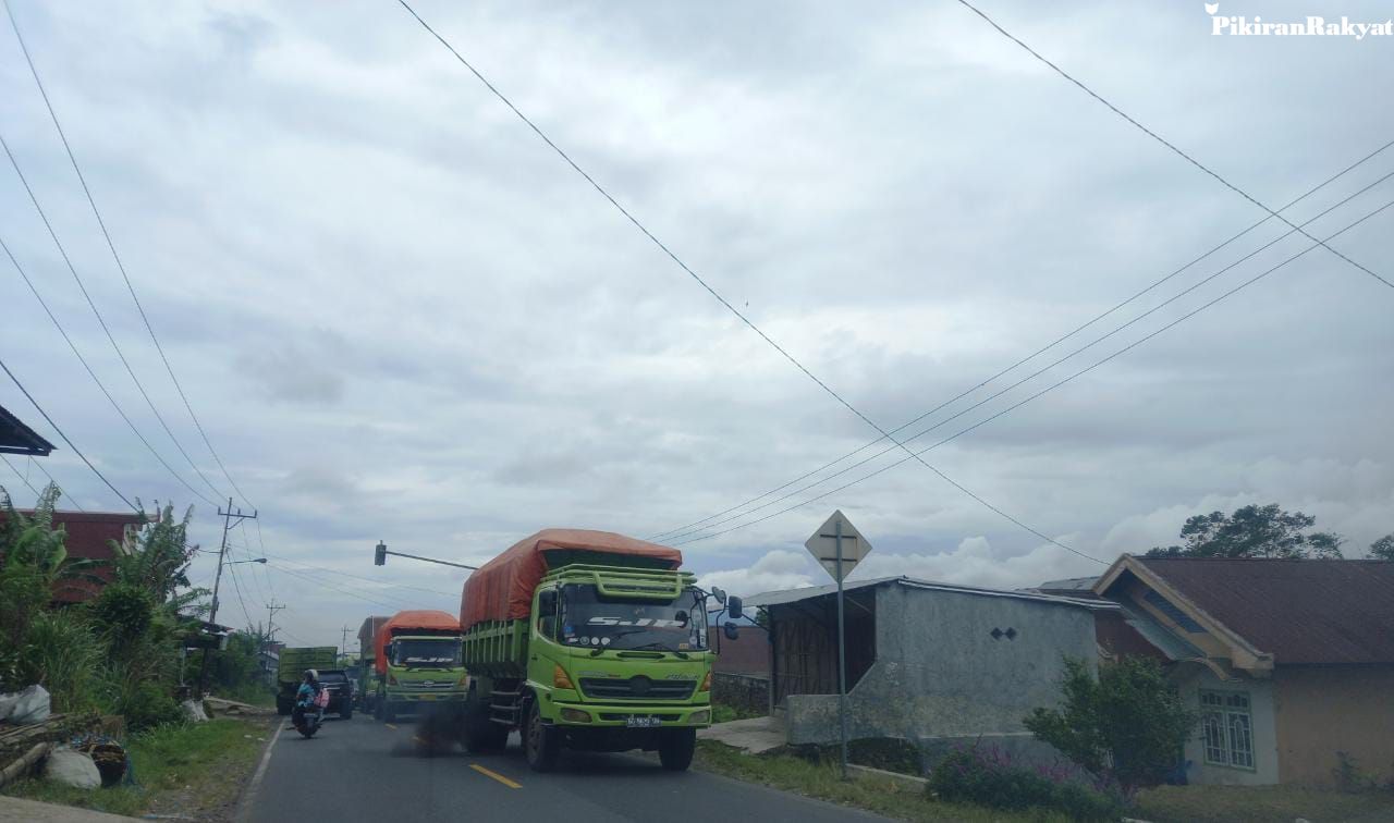 Truk Besar Bermuatan Batu Bara dengan Over Kapasitas Melintas di Jalan Lintas Curup - Lubuklinggau