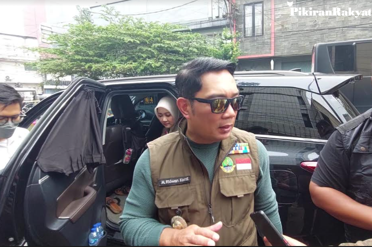 Gubernur Jawa Barat, Ridwan Kamil saat datang ke lokasi bom bunuh diri di Polsek Astana Anyar, Bandung, Rabu, 7 Desember 2022.