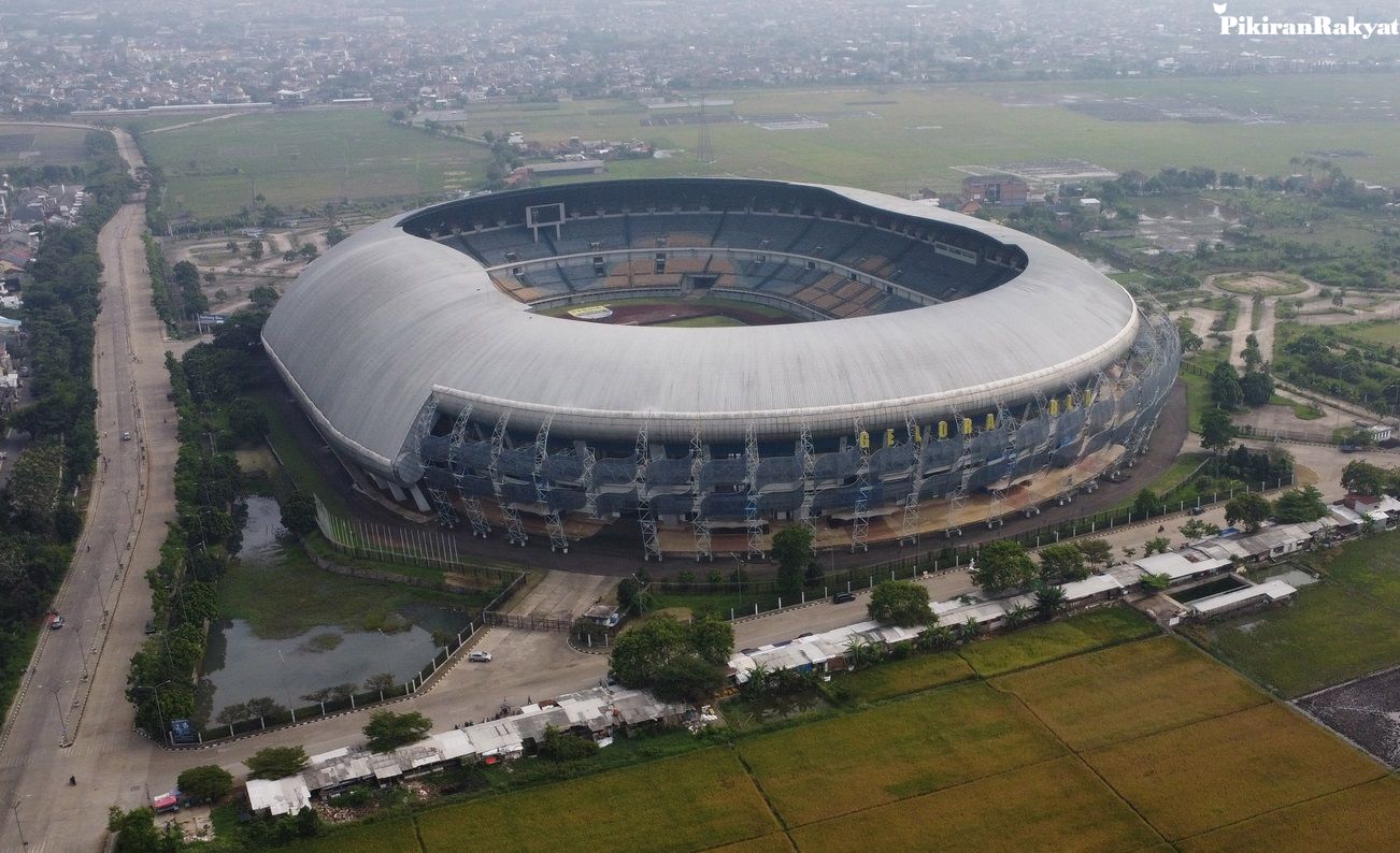 Foto udara Stadion Gelora Bandung Lautan Api (GBLA) di Gedebage, Kota Bandung.