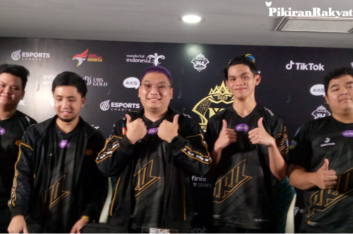 Pelatih (Fiel, Arkadia) dan para pemain RRQ Hoshi (R7, Skylar, dan Alberttt) usai pertandingan lawan Todak di babak knockout stage M4 World Championship.