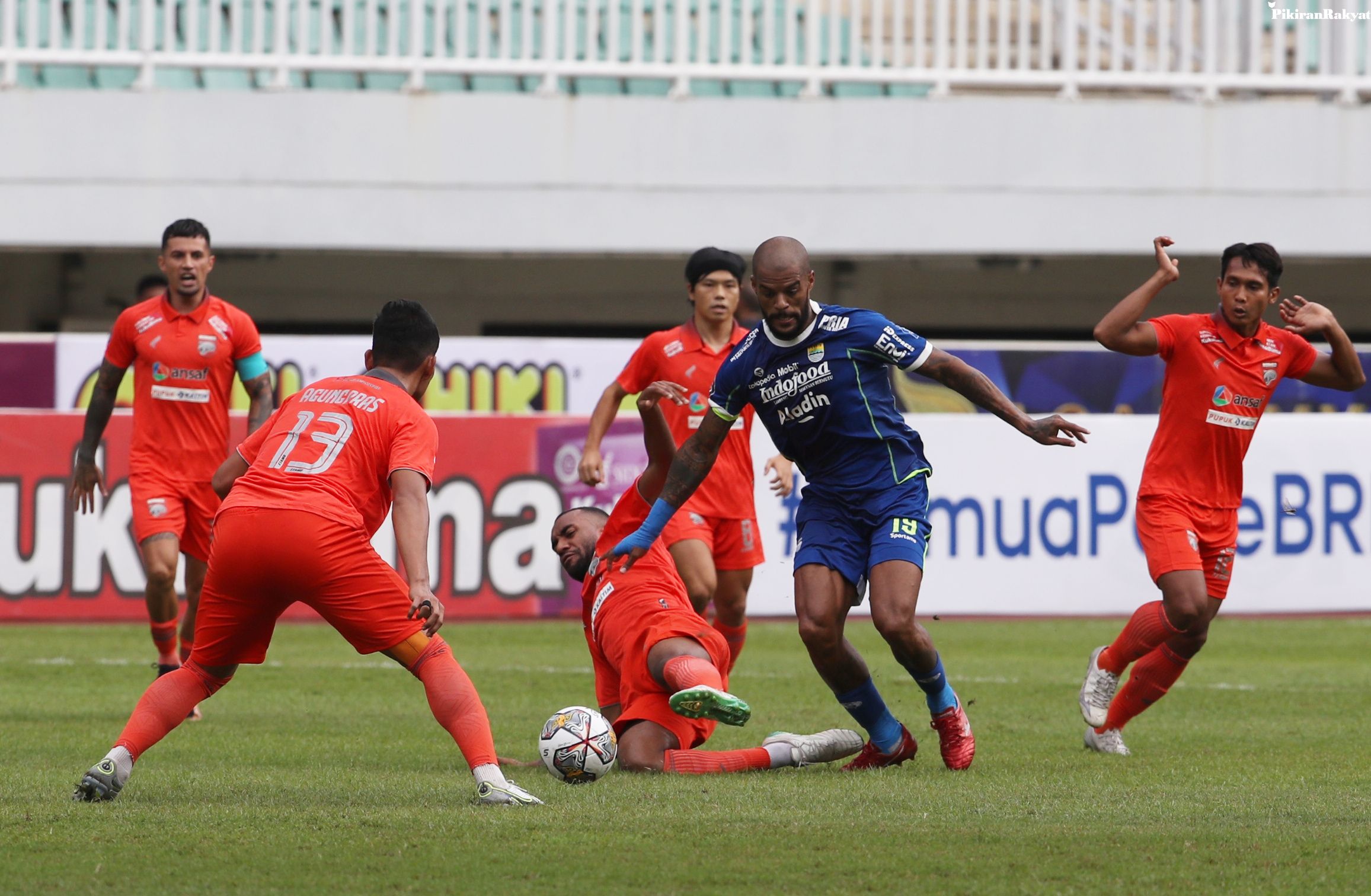 Pemain Persib Bandung, David da Silva saat berlaga melawan  Borneo FC pada pertandingan Liga 1 di Stadion Pakansati, Cibinong, Kabupaten Bogor pada Kamis, 26 Januari 2023. Skor sementara babak satu Persib unggul 1-0.