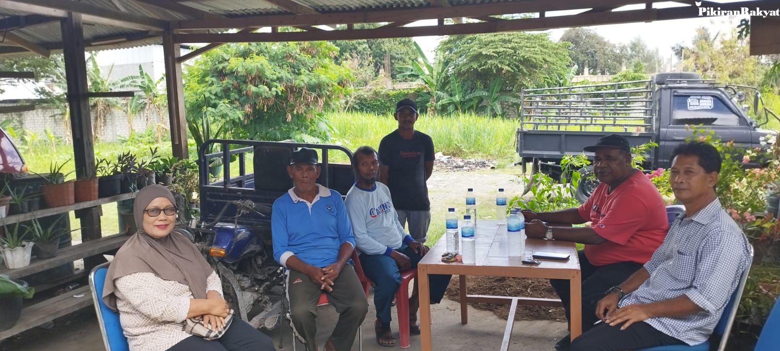 Ketua KTNA Kabupaten Jayapura Adolf Yoku, S.P., M.M., saat ditemui dua kelompok tani dan tenaga penyuluh pertanian dari Sumbe dan Kampung Karya Bumi, yang berlangsung di Kediamannya, di Jalan Yabaso, Kota Sentani, Distrik Sentani, Kabupaten Jayapura, kemarin.