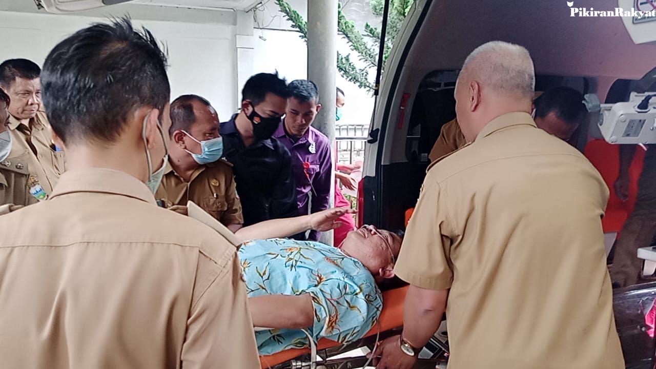 Bupati Garut Rudy Gunawan keluar dari ruang ICU RSUD dr Slamet Garut dengan menggunakan brankar untuk kemudian dibawa ke Rumah Sakit Santosa Bandung akibat serangan jantung yang dialaminya, Senin 30 Januari 2023.