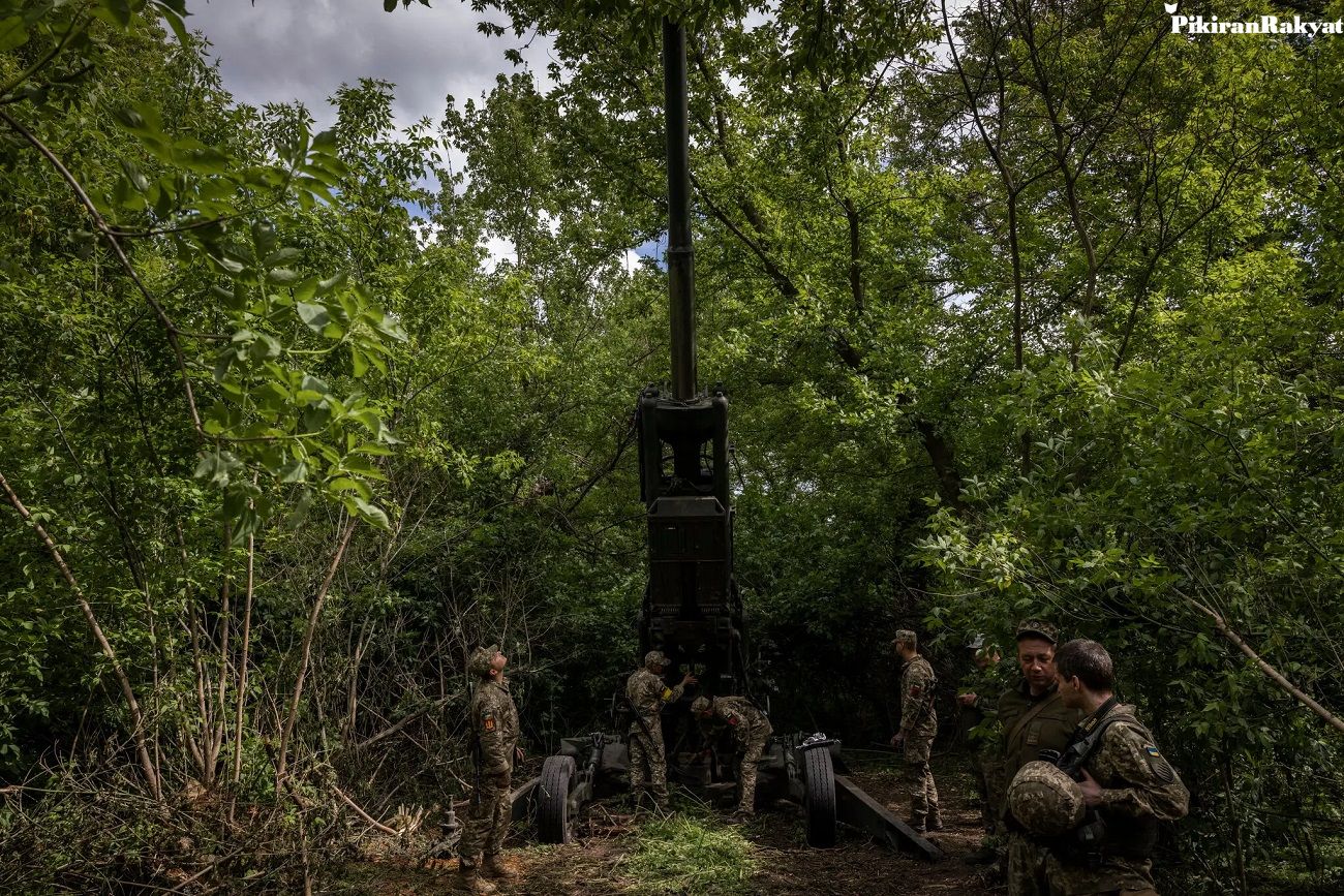 Tentara Ukraina dengan howitzer M777 buatan Amerika tahun lalu di wilayah Donetsk.