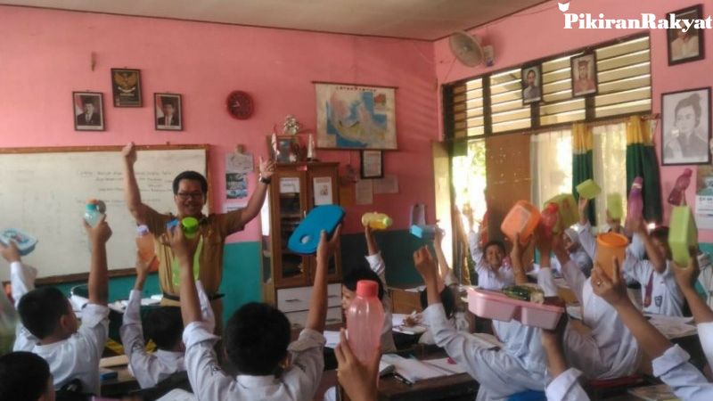 Kepala Dinas Pendidikan Kota Bogor, Fahrudin, memberikan arahan kepada para siswa di salah satu Sekolah Dasar Negeri (SDN) di Kota Bogor.