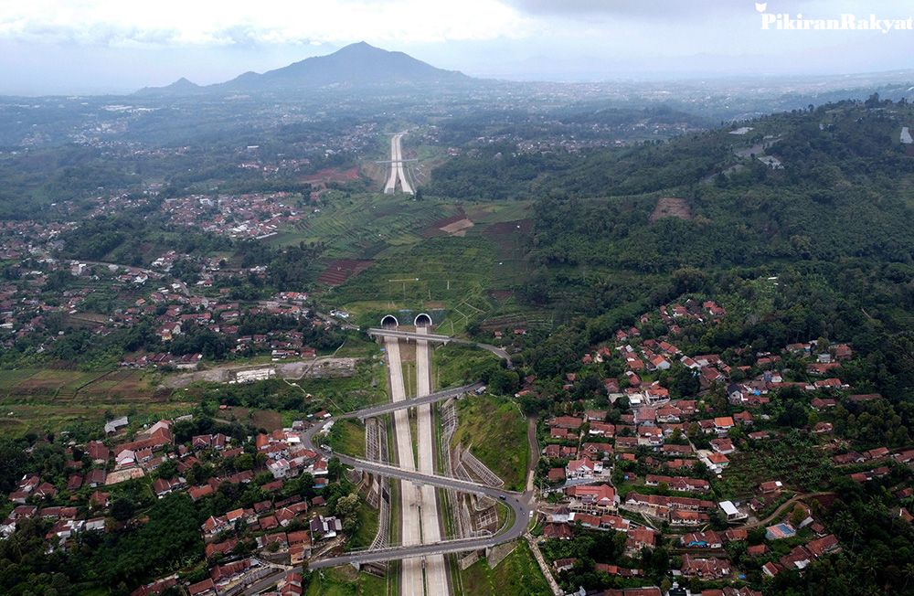  FOTO udara terowongan kembar jalan Tol Cisumdawu di Pamulihan, Kabupaten Sumedang, Senin (7/11/2022). Sebagai upaya memberikan kelancaran dan kenyamanan bagi masyarakat Tol Cileunyi Sumedang Dawuan (Cisumdawu) dapat digunakan pada saat mudik Lebaran 2023.* 