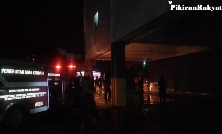 Hotel Claro Kendari dikabarkan terbakar pada bagian basement. 