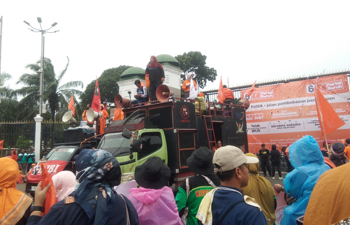 Perwakilan FSPMI asal Bekasi, Surmi (di atas mobil komando) sedang berorasi menyuarakan penolakan Perppu Cipta Kerja dalam aksi buruh sambut Hari Perempuan Sedunia, 8 Maret 2023.